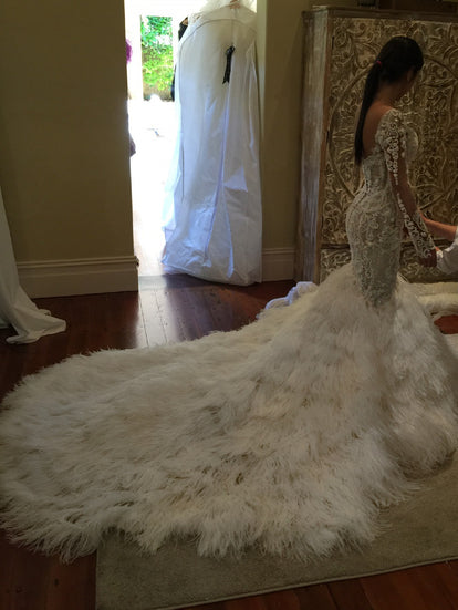 C2023-LS819 - robe de mariée transparente à manches longues et encolure dégagée brodée