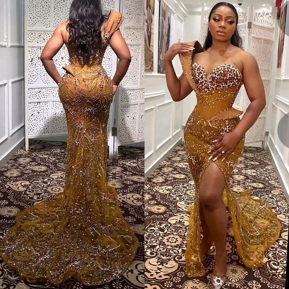C2022-B814 - Vestido de noche dorado con pedrería de alta costura