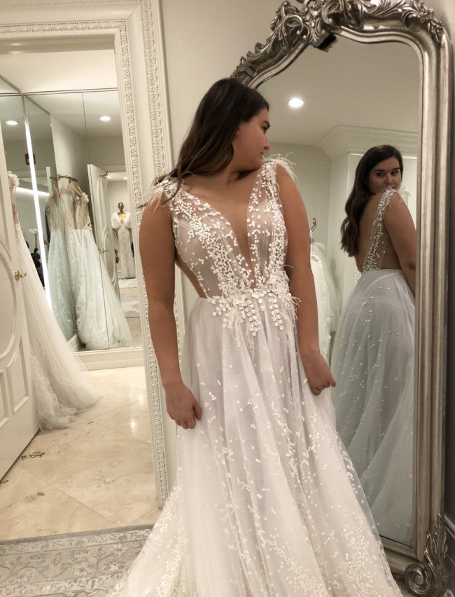 C2021SV92 - Robe de mariée sans manches, décolleté en V profond, dos transparent légèrement orné