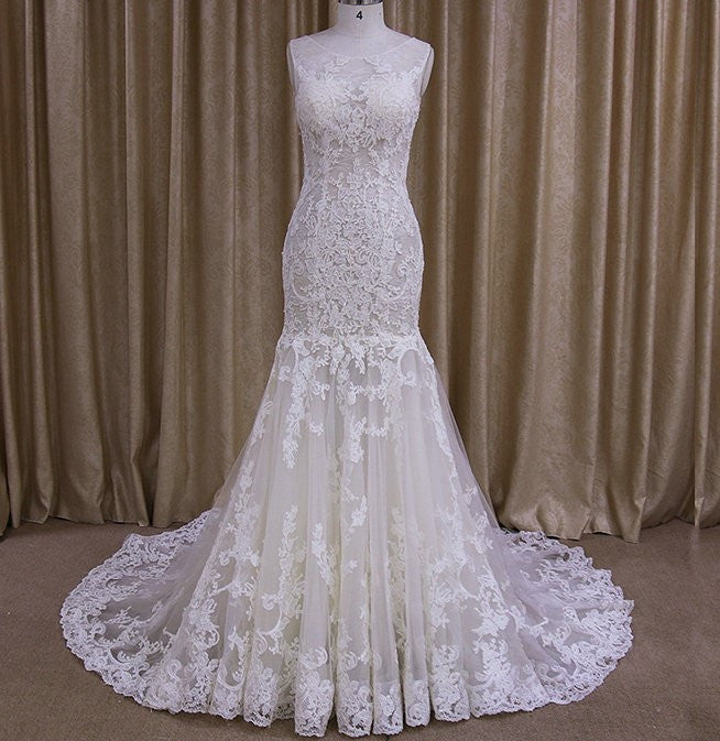 Robe de mariée ajustée et évasée en dentelle sans manches
