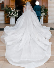 C2023-SB95S - vestido de novia sin tirantes con pedrería y cola catedral