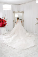 C2023-SB95S - vestido de novia sin tirantes con pedrería y cola catedral