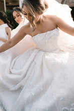 C2023-SB95S - vestido de novia sin tirantes con pedrería y cola catedral