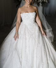 C2023-SB95S - vestido de novia sin tirantes con pedrería y cola catedral
