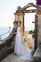 C2023-BL83 - Robe de mariée trapèze en dentelle perlée, sans manches, décolleté ouvert, avec traîne chapelle