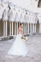 C2023-BL83 - Robe de mariée trapèze en dentelle perlée, sans manches, décolleté ouvert, avec traîne chapelle