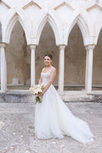 C2023-BL83 - Robe de mariée trapèze en dentelle perlée, sans manches, décolleté ouvert, avec traîne chapelle