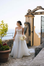 C2023-BL83 - Robe de mariée trapèze en dentelle perlée, sans manches, décolleté ouvert, avec traîne chapelle