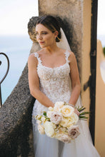 C2023-BL83 - Robe de mariée trapèze en dentelle perlée, sans manches, décolleté ouvert, avec traîne chapelle