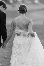 C2023-SA733B - vestido de novia evasé sin tirantes con encaje, pedrería y bordado