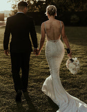 C2024-SB33S - Vestido de novia con cuello redondo y pedrería y tirantes finos