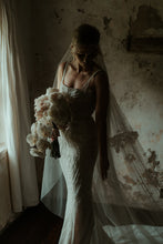C2024-SB33S - Vestido de novia con cuello redondo y pedrería y tirantes finos