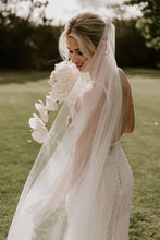 C2024-SB33S - Vestido de novia con cuello redondo y pedrería y tirantes finos