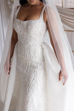 C2024-B81S - robe de mariée perlée avec ligne de buste ouverte et bretelles