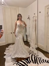 C2024-VF449 - Vestido de novia bordado, ajustado y con vuelo, sin mangas, con escote en V profundo y sexy