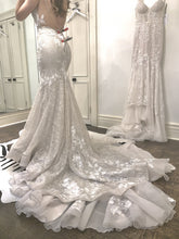 C2024-VF449 - Vestido de novia bordado, ajustado y con vuelo, sin mangas, con escote en V profundo y sexy
