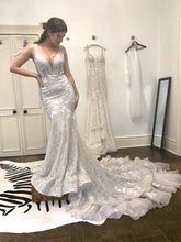 C2024-VF449 - Vestido de novia bordado, ajustado y con vuelo, sin mangas, con escote en V profundo y sexy