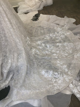 C2024-VF449 - Vestido de novia bordado, ajustado y con vuelo, sin mangas, con escote en V profundo y sexy