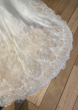 C2023-SBB4 - Vestido de novia entallado sin tirantes y falda fluida