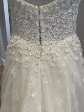 C2023-SBB4 - Vestido de novia entallado sin tirantes y falda fluida