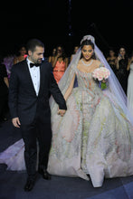 C2023-BG88C - Robe de mariée robe de bal multicolore sans manches à encolure dégagée avec traîne cathédrale