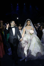 C2023-BG88C - Robe de mariée robe de bal multicolore sans manches à encolure dégagée avec traîne cathédrale