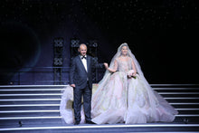 C2023-BG88C - Robe de mariée robe de bal multicolore sans manches à encolure dégagée avec traîne cathédrale