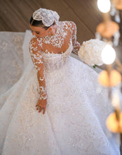 C2023-LSC87 - Robe de bal de mariage à manches longues et broderie de perles, décolleté illusion transparent