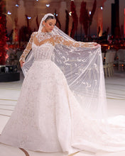C2023-LSC87 - Robe de bal de mariage à manches longues et broderie de perles, décolleté illusion transparent