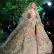 C2023-BG88C - Robe de mariée robe de bal multicolore sans manches à encolure dégagée avec traîne cathédrale