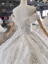Estilo 80914 - Vestido de novia con hombros descubiertos y pedrería