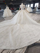 Estilo 820-16 Vestido de novia con pedrería y manga corta con cuello en V de DARIUS BRIDAL