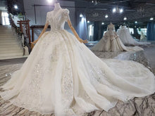 Estilo 820-16 Vestido de novia con pedrería y manga corta con cuello en V de DARIUS BRIDAL