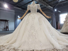 Estilo 820-16 Vestido de novia con pedrería y manga corta con cuello en V de DARIUS BRIDAL