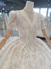 Estilo 820-16 Vestido de novia con pedrería y manga corta con cuello en V de DARIUS BRIDAL