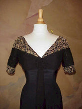 Style #E1095 - Robe mère de la mariée noire à manches courtes en soie 