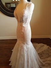 Style #C2015beck - Robe de mariée inspirée de Berta en dentelle perlée