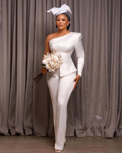 C2022-2P22 Costume pantalon deux pièces faux un bras pour réception de mariage avec perles