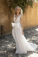 C2022-SV553 - robe de mariée sexy sans manches à col en V profond avec nœud.