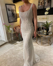 C2023-BSS808 - robe de mariée sans manches à col rond et perles