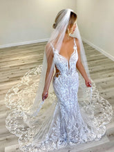C2023-BL717f - robe de mariée en dentelle perlée ornée de bretelles et voile cathédrale