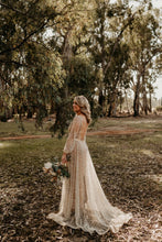 C2023-LL694 - Robe de mariée transparente à manches longues et col en V perlé