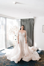 C2023-B551 - Robe de mariée à manches longues et col illusion transparent avec surjupe amovible