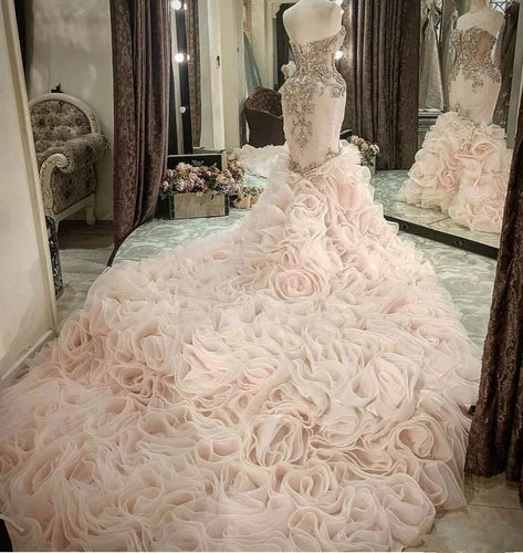 C2022-RR418 Robe de mariée sans bretelles, ajustée et évasée, avec traîne à volants