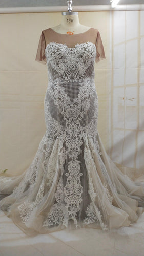 C2021-LaToya - Robe de mariée brodée grande taille avec décolleté illusion