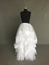 Robe de mariée sans bretelles avec jupe transparente 