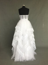 Robe de mariée sans bretelles avec jupe transparente 