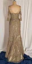 C2022-Mg33 - Vestido de noche de madrina con pedrería dorada y escote ilusión