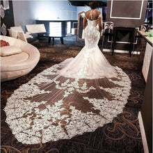 C2021-BiM012 - Vestido de novia transparente de manga larga con escote ilusión y cuentas de cristal con cola catedral