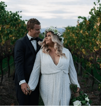 C2019-lsp088 - Robe de mariée grande taille perlée à manches longues et col en V